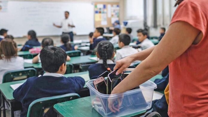 Celulares en escuelas UNAM