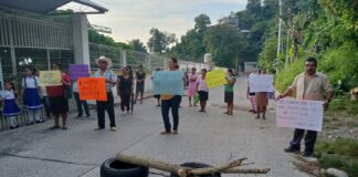 Bloquean carretera en Coxquihui para exigir docente en Tebaev
