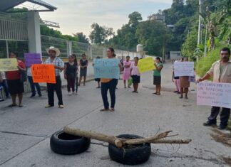 Bloquean carretera en Coxquihui para exigir docente en Tebaev