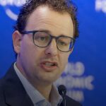 La alarmante razón por la que el CEO de Anthropic urge a frenar desarrollo acelerado de la IA