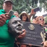 Extrabajadores del SME decapitan estatua de Felipe Calderón en Los Pinos con total impunidad