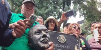Extrabajadores del SME decapitan estatua de Felipe Calderón en Los Pinos con total impunidad