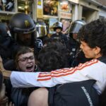 La policía ejecuta con violencia el desalojo de Maricarmen, la vecina de 87 años del barrio de Retiro