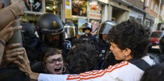 La policía ejecuta con violencia el desalojo de Maricarmen, la vecina de 87 años del barrio de Retiro