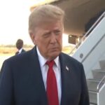 Trump, fotografiado con cartel que alude a una posible demolición del Kennedy Center