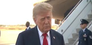 Trump, fotografiado con cartel que alude a una posible demolición del Kennedy Center