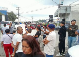 Antimotines desalojan a pobladores que bloqueaban la carretera en Emiliano Zapata