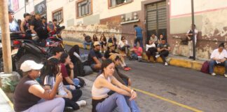 Estudiantes bloquean Sebastián Camacho en Xalapa; exigen restitución de docente