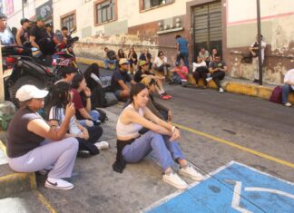 Estudiantes bloquean Sebastián Camacho en Xalapa; exigen restitución de docente