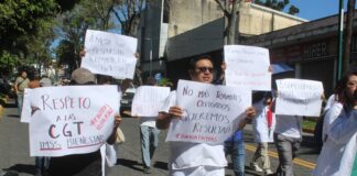 Trabajadores de IMSS-Bienestar marchan en Xalapa por falta de atención a sus demandas laborales