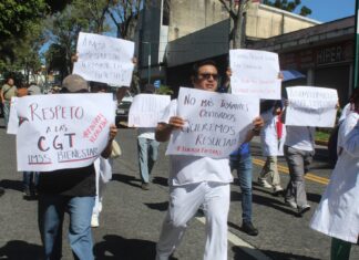 Trabajadores de IMSS-Bienestar marchan en Xalapa por falta de atención a sus demandas laborales