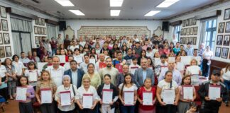 En coordinación con el IVEA, Ayuntamiento entrega certificados de alfabetización