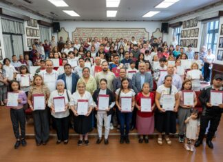 En coordinación con el IVEA, Ayuntamiento entrega certificados de alfabetización