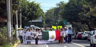 Marchan trabajadores del CAE en Xalapa este domingo
