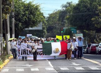 Marchan trabajadores del CAE en Xalapa este domingo