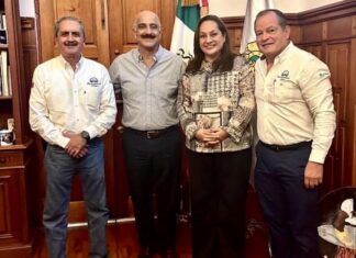Club del Automóvil Antiguo de Xalapa se reúne con Ahued; prepara su 16ª Exposición a beneficio de Bomberos