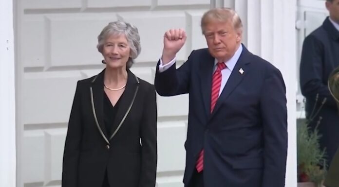 Trump desafía las advertencias sobre IA y ataja su freno
