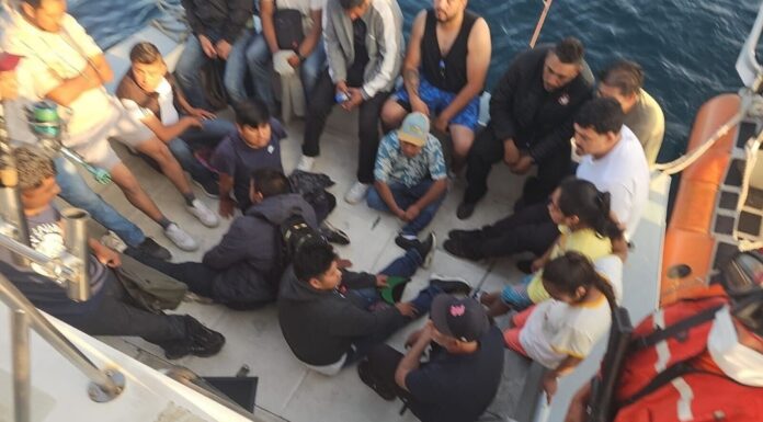 Marina intercepta dos yates en Ensenada que traficaba a 45 mexicanos