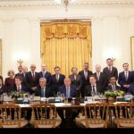 Trump reúne a los gigantes de la IA y acuerdan reglas voluntarias para vigilar el desarrollo de la “superinteligencia”