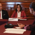 Claudia Sheinbaum recibe a Ronald Johnson tras diferencias por academia policial en Querétaro