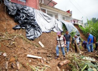 En las zonas damnificadas por las lluvias, autoridades municipales atienden a las familias