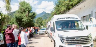 Rocío Nahle cumple, entrega SEV transporte escolar para Barranca Grande