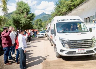 Rocío Nahle cumple, entrega SEV transporte escolar para Barranca Grande