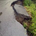 El socavón obligó al cierre total de la carretera federal 180 en Vega de Alatorre.