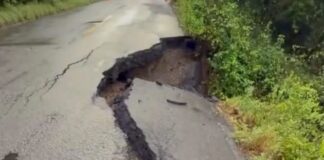 El socavón obligó al cierre total de la carretera federal 180 en Vega de Alatorre.
