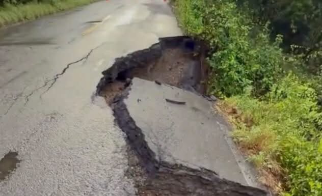 El socavón obligó al cierre total de la carretera federal 180 en Vega de Alatorre.