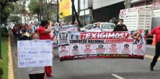 Xalapa se suma a movilización nacional de Trabajadores del IMSS para exigir destitución de dirigente nacional y mejores condiciones laborales.