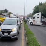 Transportistas bloquean el bulevar Xalapa-Banderilla para exigir dialogo con la gobernadora