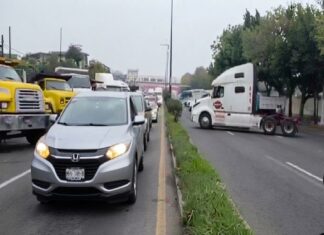 Transportistas bloquean el bulevar Xalapa-Banderilla para exigir dialogo con la gobernadora