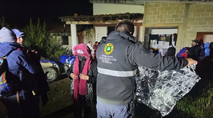 Rescatan al menos a 25 excursionistas en el Pico de Orizaba al quedarse varados