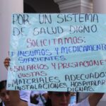 Trabajadores del IMSS votan aumento salarial del 2.9% en medio de protestas y reclamos laborales