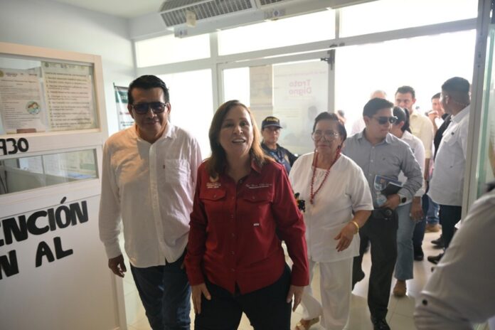 Rocio Nahle y Esteban Bautista en supervision hospitalaria