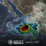 Huracán Simón continúa recorriendo costas del Pacífico; Sheinbaum pide resguardarse ante el peligro