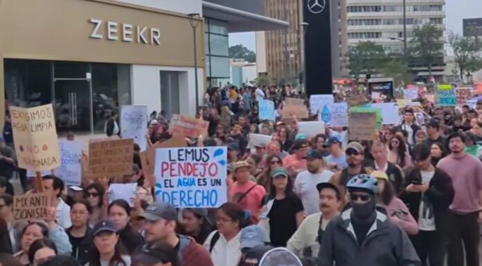 Lemus responde con gas lacrimógeno, chorros de agua y detenciones a la exigencia ciudadana de agua limpia en Guadalajara