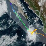 Huracán Simón se aproxima a Baja California Sur con vientos de 120 km/h