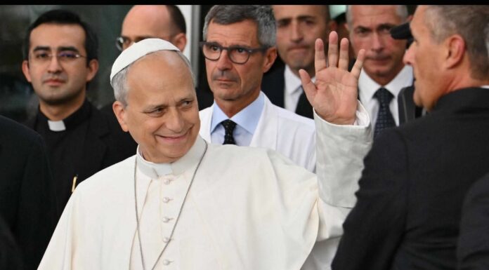 León XIV vuelve al Vaticano tras cirugía; retomará el Ángelus este domingo