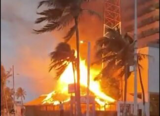 Incendio consume restaurante de mariscos Villa Rica Expréss en Boca del Río