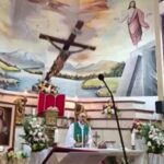 Un sacerdote muere en misa tras caerle encima la cruz del altar; tragedia queda en vídeo