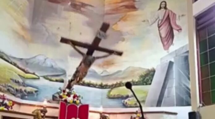 Un sacerdote muere en misa tras caerle encima la cruz del altar; tragedia queda en vídeo