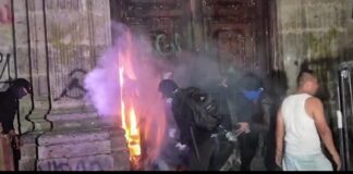 Un puñado de encapuchados continúan destrozando Palacio de gobierno en Guadalajara