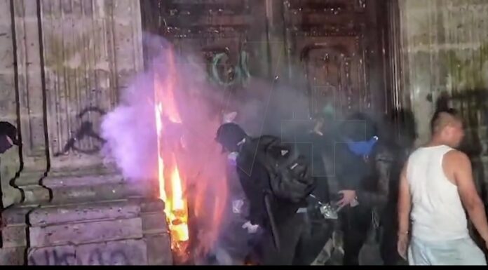 Un puñado de encapuchados continúan destrozando Palacio de gobierno en Guadalajara