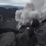 Investigan a guías tras erupción mortal en Indonesia que mató a 3 excursionistas.