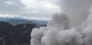 Investigan a guías tras erupción mortal en Indonesia que mató a 3 excursionistas.