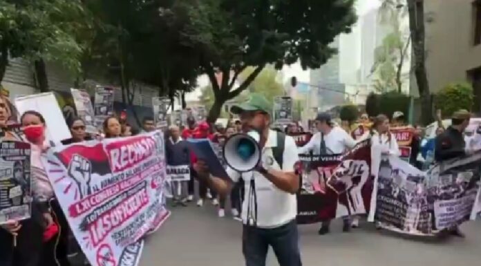 Trabajadores del sector salud continúan bloqueando vialidades y exigen medicamentos, personal y aumento salarial