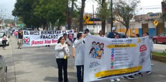Marchan trabajadores de salud en Xalapa; rechazan intereses políticos detrás de sus demandas